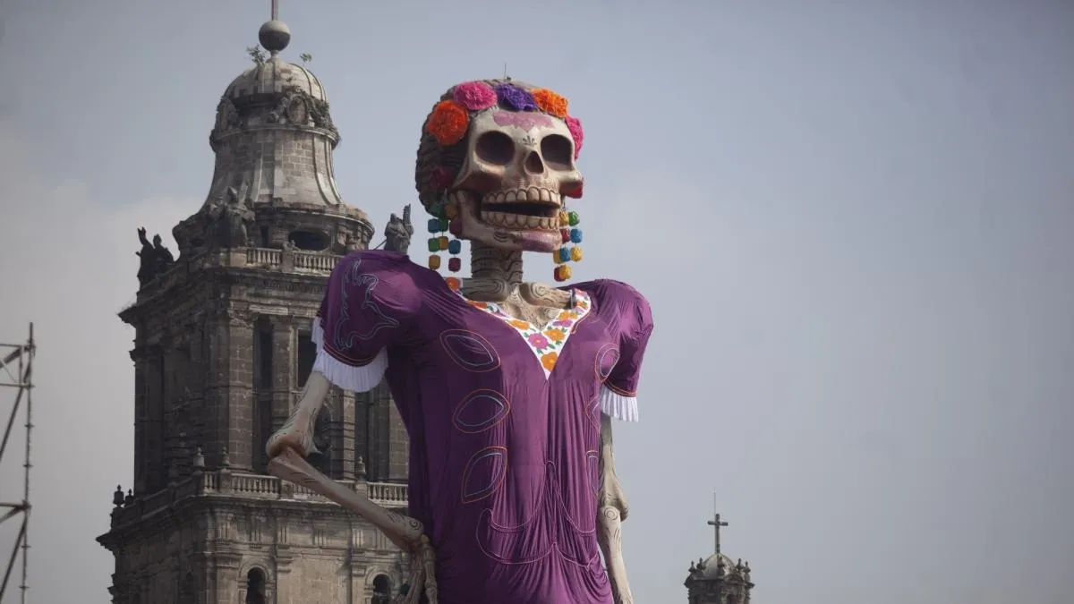 Impresionante Catrina de 11 Pisos Cautiva en el Zócalo de la Ciudad de México por el Día de Muertos