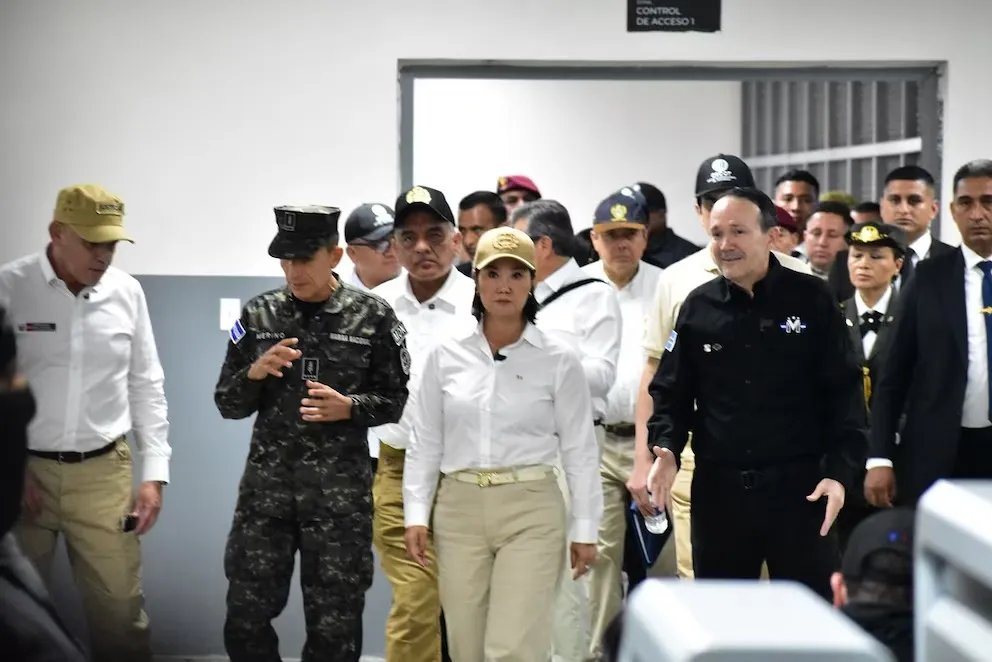 Presidenta de Perú Explora el Modelo Penitenciario de El Salvador para Adaptación Nacional