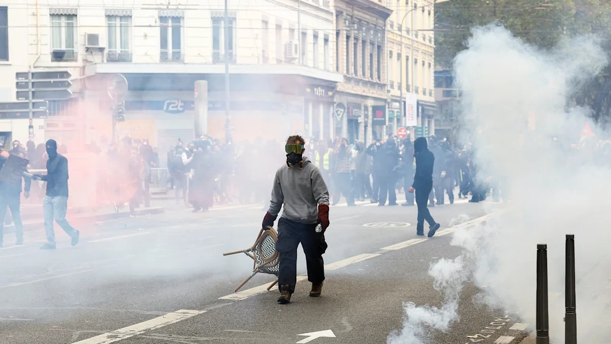 Casi Mil Detenidos en Francia Tras Manifestaciones Masivas y Choques
