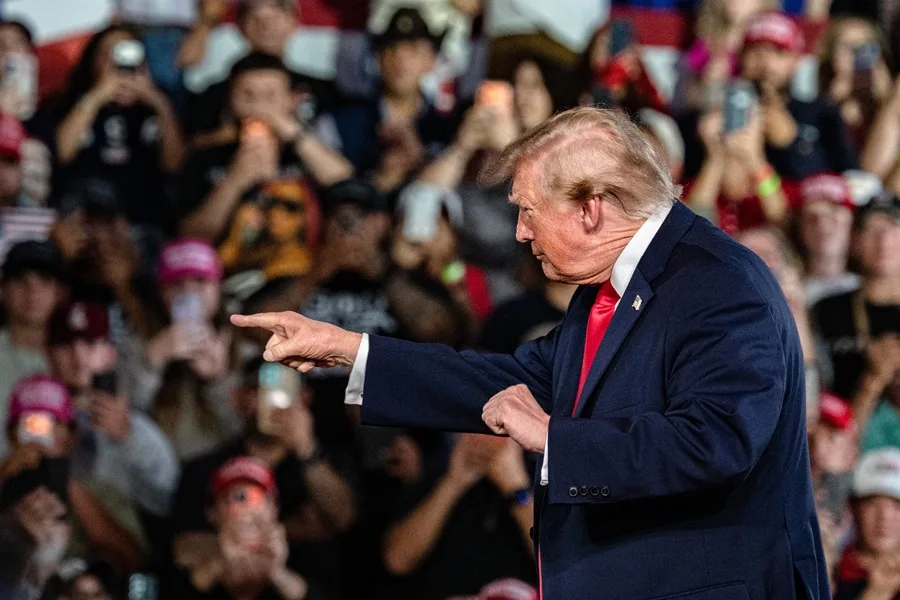 Trump Retoma Eventos de Campaña en Iowa y Kansas Tras Breve Suspensión