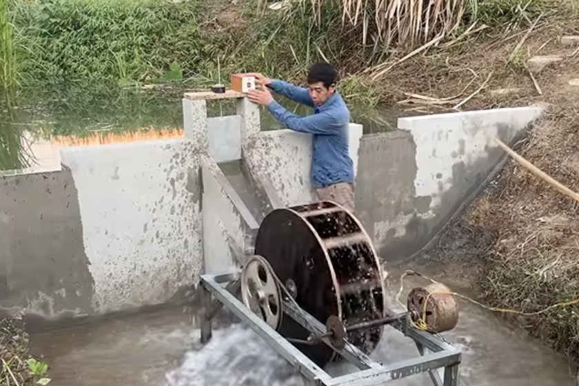 Ingeniero vietnamita construye una central hidroeléctrica casera para autoconsumo