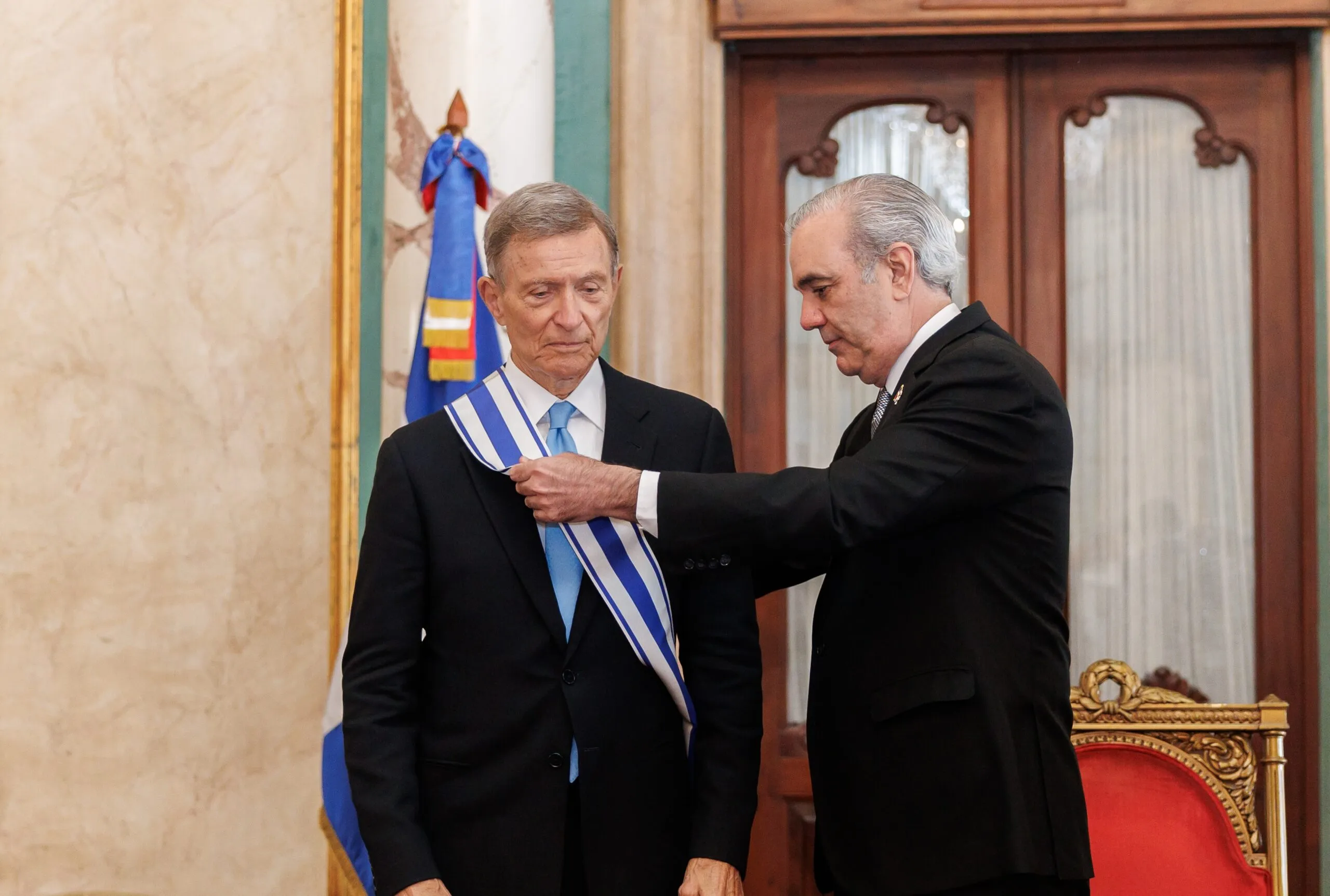 Presidente Abinader Otorga Condecoración a Exministro Roberto Álvarez por su Destacada Carrera Diplomática