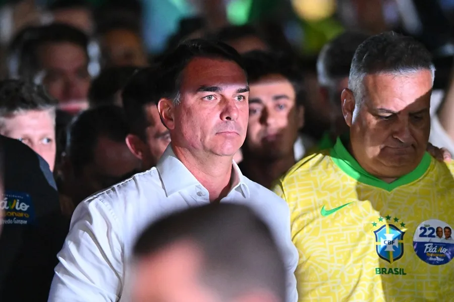 Interrogantes sobre el paradero de Flávio Bolsonaro aumentan ante posible viaje a EE. UU.