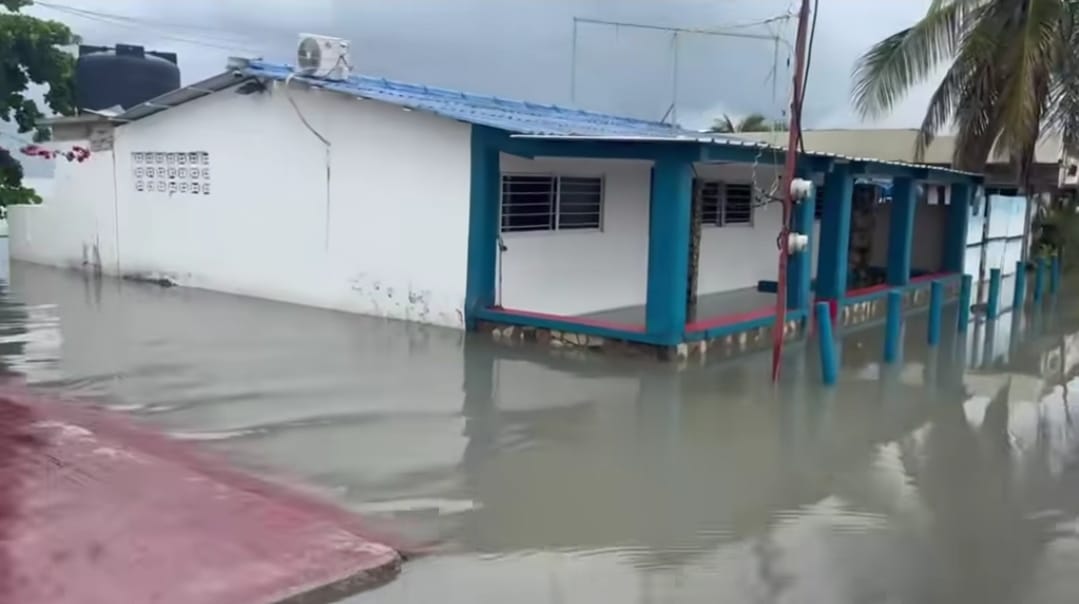 Intensas marejadas causan anegaciones en la costa de Montecristi, afectando puesto de Politur y comercios