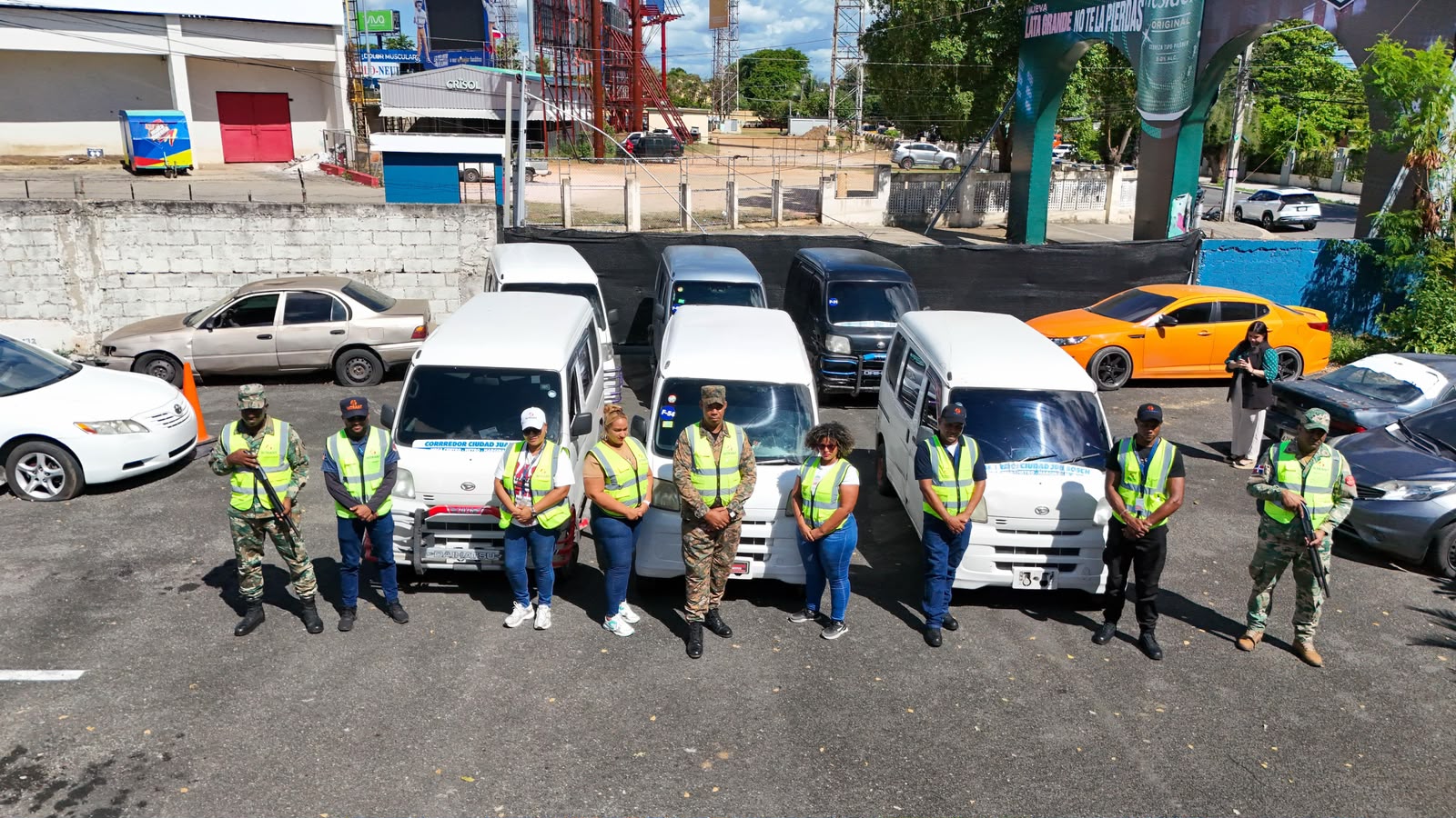 INTRANT Confisca Vehículos a Conductores Haitianos por Ofrecer Servicios de Transporte Ilegalmente en Ciudad Juan Bosch
