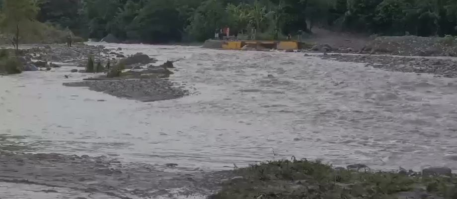 Fuertes precipitaciones incomunican zonas y afectan residencias en Azua