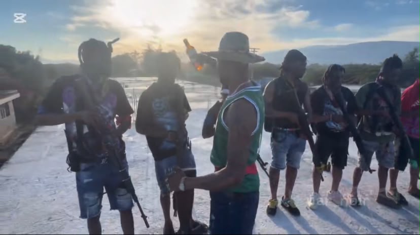 Video muestra a líder de 400 Mawozo en ritual con ron y armas en medio de tensión por secuestro de militares salvadoreños en Hai