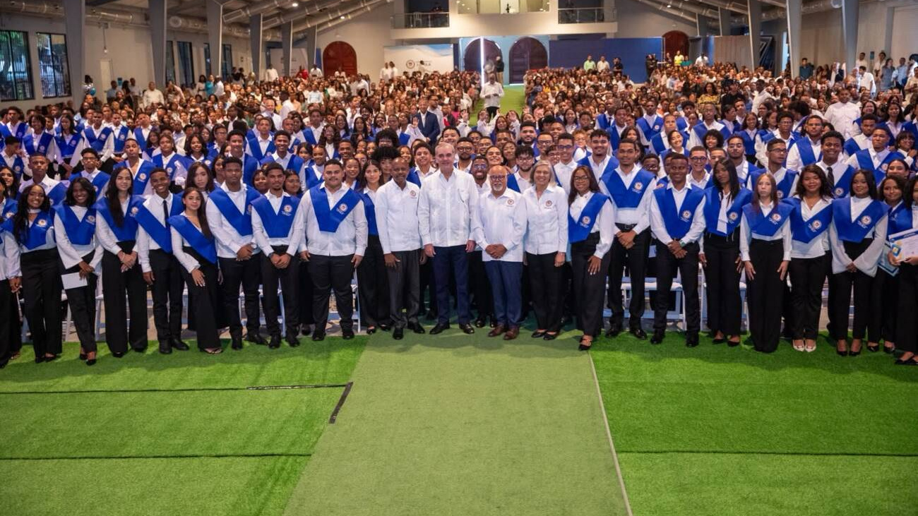 Presidente Abinader Resalta la Preeminencia de la Dignidad Humana ante Avances Tecnológicos en Graduación de Técnicos del Loyola