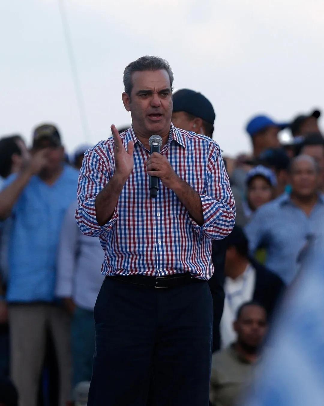 Presidente Abinader se Une a la Tendencia Viral “Súbele el Brillo” y Comparte Momentos de su Trayectoria