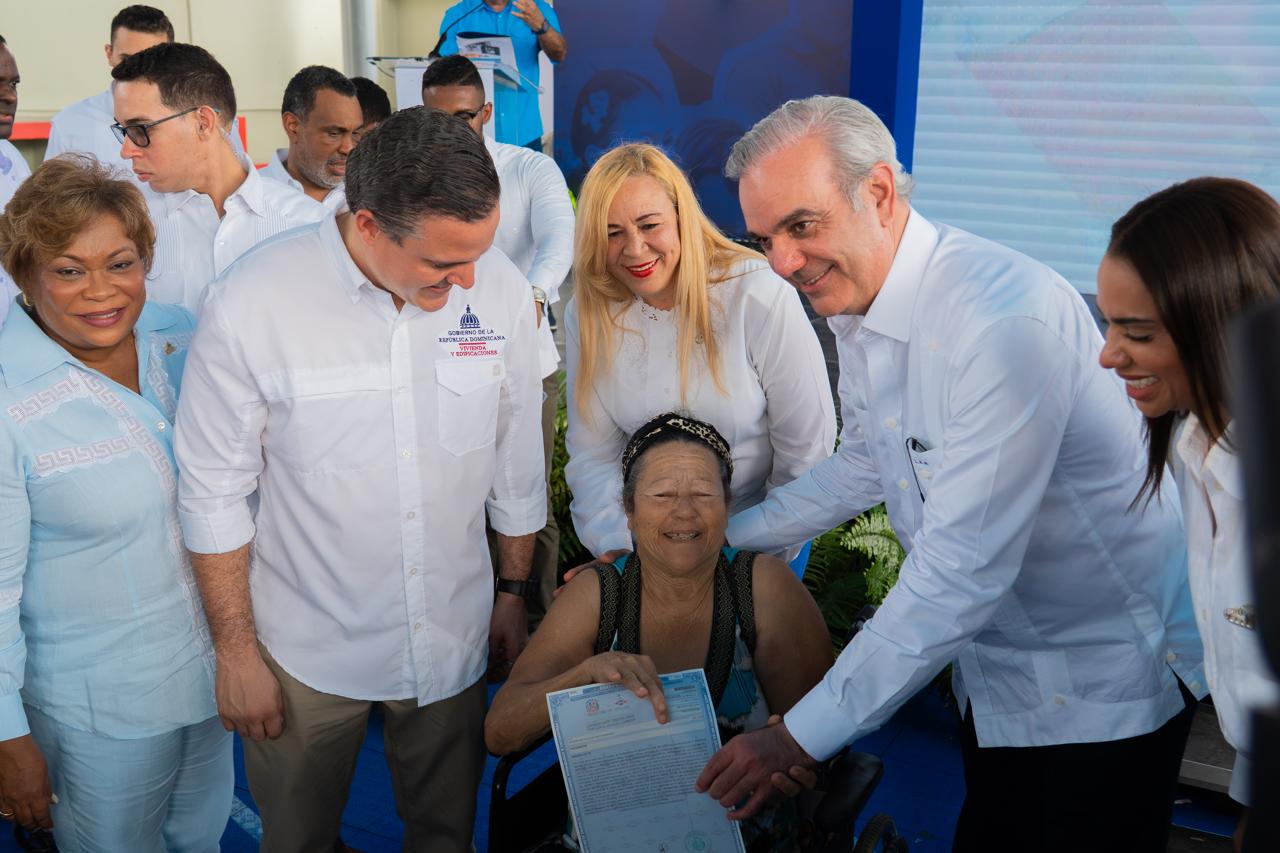 Presidente Abinader Otorga Títulos de Propiedad y Apartamentos para Garantizar Seguridad Jurídica y Vivienda Digna
