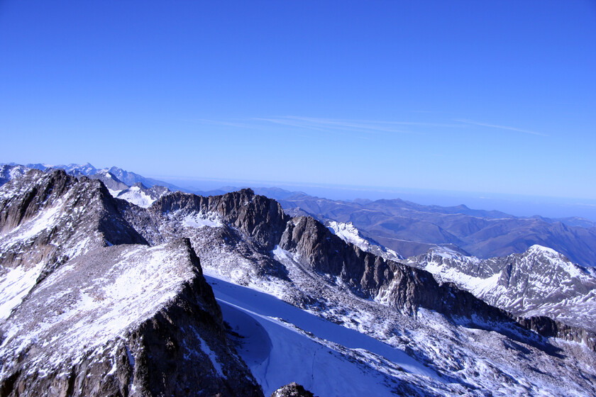 El Glaciar del Aneto: Un Símbolo del Colapso Climático en los Pirineos