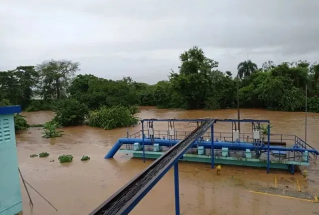 Casi un millón de usuarios sin agua por 67 acueductos inoperativos tras intensas lluvias