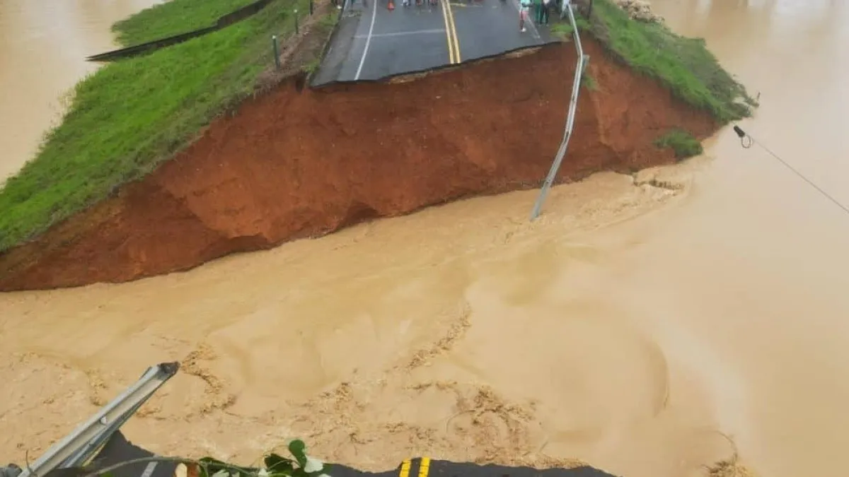 Impacto de las Lluvias: Cuatro Vías y un Puente Afectados en República Dominicana