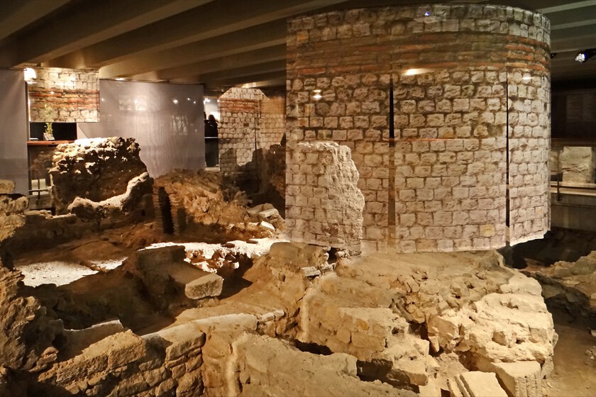 El Misterio Bajo Notre-Dame: La Cripta Arqueológica de la Île de la Cité