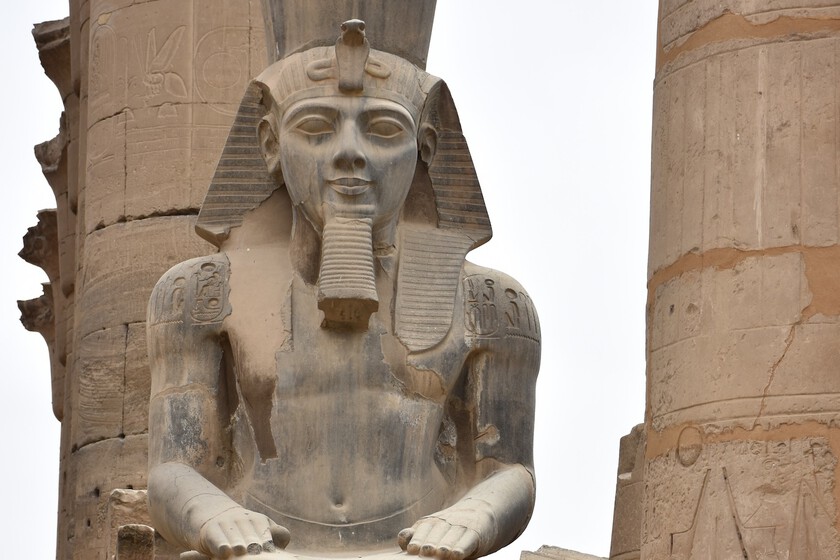 Descubrimiento Arqueológico: Agricultor Egipcio Halla Estatuas Colosales de Faraones, Posiblemente Ramsés II